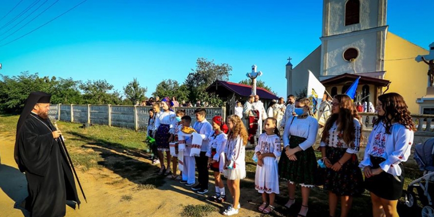 PS Timotei Sătmăreanul s-a aflat în mijlocul credincioșilor din Parohia Sâi (GALERIE FOTO)