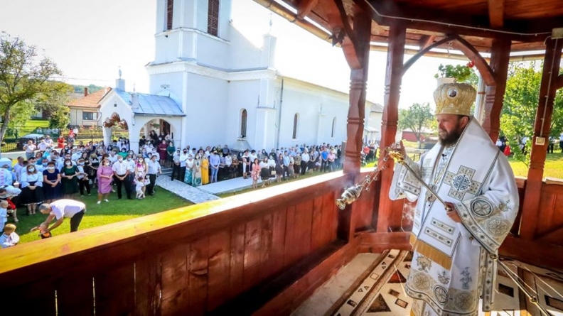 A fost târnosită biserica din Iadăra și sfințită noua capelă de cimitir; PS Timotei Sătmăreanul s-a aflat în mijlocul credincioșilor (GALERIE FOTO)