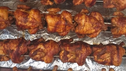 Micile afaceri trebuie să existe!: Rotiserie în Piața Albina din Baia Mare. „E altceva, e foarte, foarte bun!” (FOTO)