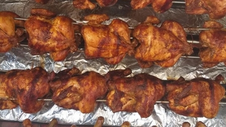 Micile afaceri trebuie să existe!: Rotiserie în Piața Albina din Baia Mare. „E altceva, e foarte, foarte bun!” (FOTO)