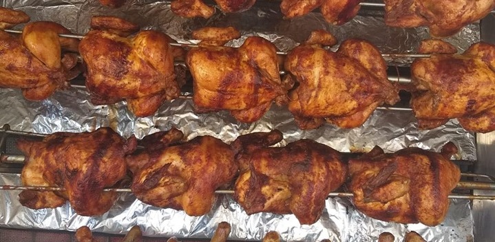 Micile afaceri trebuie să existe!: Rotiserie în Piața Albina din Baia Mare. „E altceva, e foarte, foarte bun!” (FOTO)