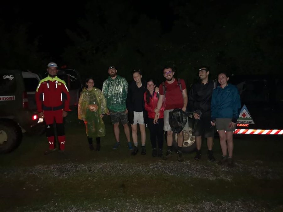Intervenție nocturnă: Șapte turiști, salvați de salvamontiștii maramureșeni de câinii agresivi de la stânile de lângă Breb (VIDEO ȘI FOTO)