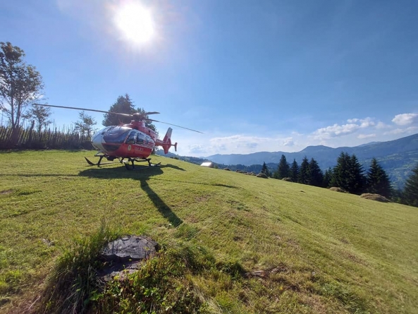 Actualizare: Intervenție: Elicopterul SMURD, chemat de urgență în Repedea. O femeie a fost călcată de un autoturism 4×4 (FOTO)