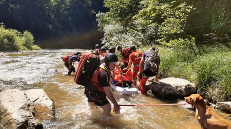Intervenție neobișnuită: Un adolescent de 12 ani a alunecat de pe o stâncă și a căzut în apă, în Cheile Lăpușului. A intervenit Salvamont Maramureș (VIDEO ȘI FOTO)