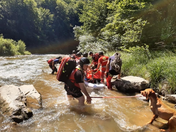 Intervenție neobișnuită: Un adolescent de 12 ani a alunecat de pe o stâncă și a căzut în apă, în Cheile Lăpușului. A intervenit Salvamont Maramureș (VIDEO ȘI FOTO)