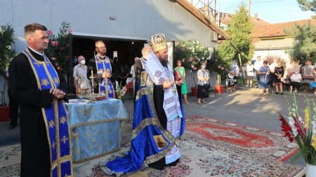 PS Timotei Sătmăreanul a săvârșit Slujba Paraclisului Maicii Domnului în Parohia „Sfinții Arhangheli Mihail și Gavriil” din Satu Mare (GALERIE FOTO)