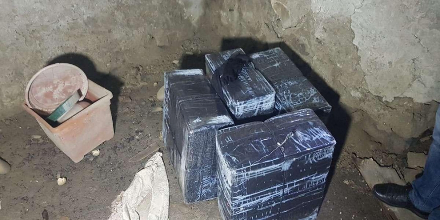 În Lunca la Tisa: 2.000 de pachete cu țigări de contrabandă au fost găsite de polițiști în beciul unui imobil nelocuit
