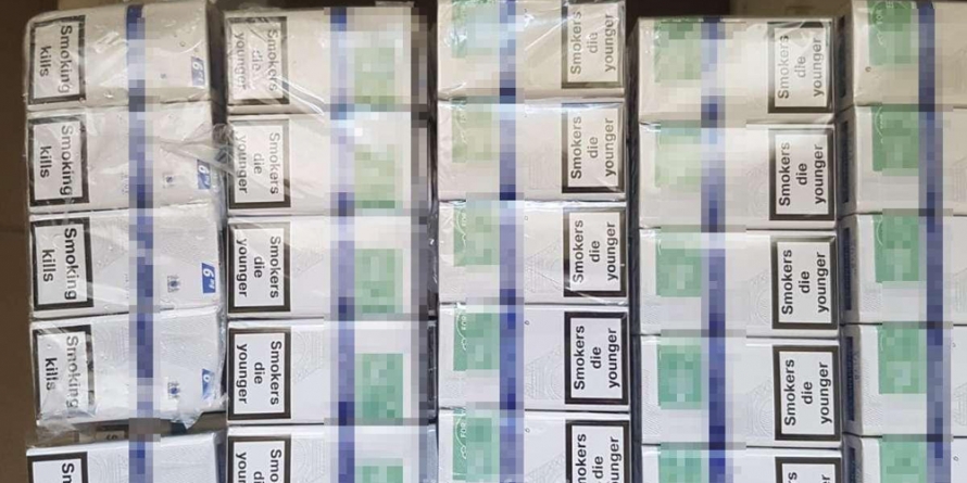 Baxuri de țigări descoperite într-un apartament din Baia Mare