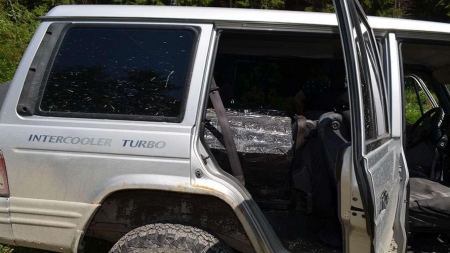 Polițiștii de frontieră din Vișeu de Sus au descoperit într-o zonă împădurită o mașină în care se aflau mii de pachete cu țigări de contrabandă