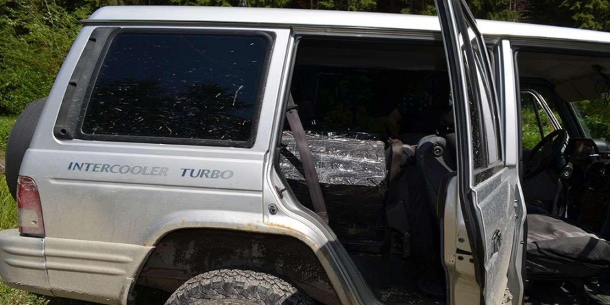 Polițiștii de frontieră din Vișeu de Sus au descoperit într-o zonă împădurită o mașină în care se aflau mii de pachete cu țigări de contrabandă