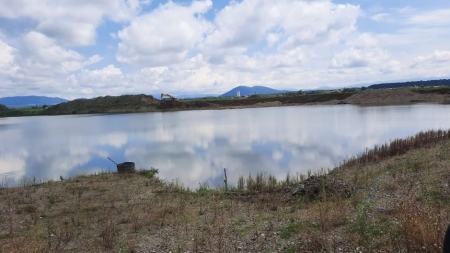 Corpul unui tânăr de 24 de ani a fost găsit în apa balastierei din Sarasău