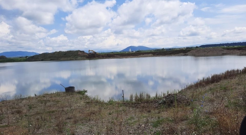 Corpul unui tânăr de 24 de ani a fost găsit în apa balastierei din Sarasău