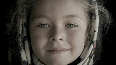 Record mondial: Portretul unei fetițe din Botiza i-a adus fotografului peste 400 de premii în 53 de țări de pe șase continente (FOTO)