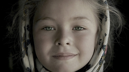 Record mondial: Portretul unei fetițe din Botiza i-a adus fotografului peste 400 de premii în 53 de țări de pe șase continente (FOTO)