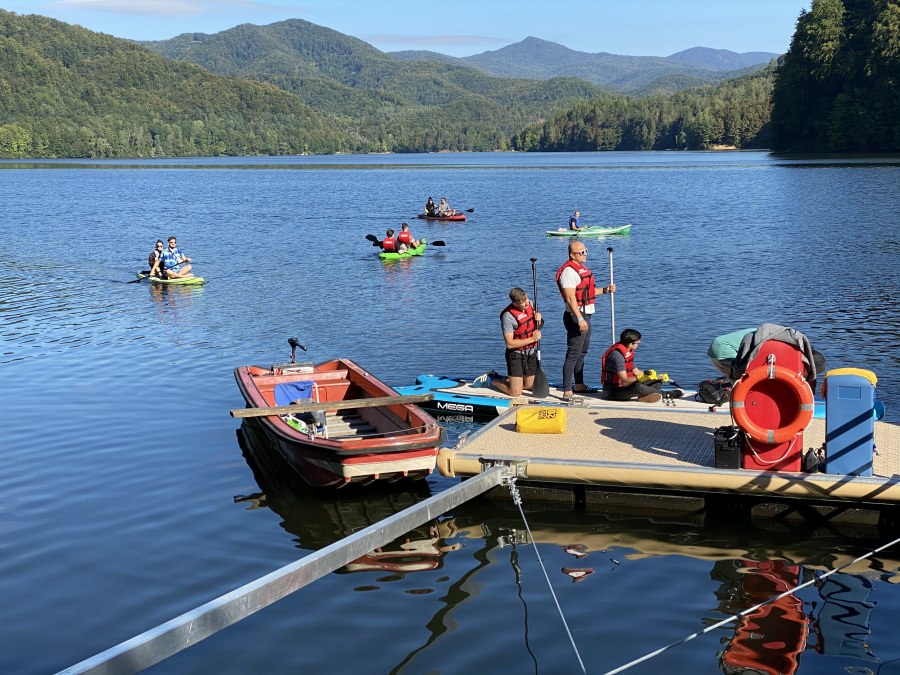 All Aboard, ediția a II-a: O zi pe lac, 50 de voluntari, 15 metri cubi de deșeuri adunate de pe lacul Firiza (FOTO)