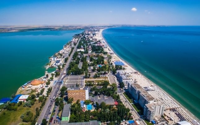 Societăți comerciale din Mamaia, sancționate de autorități pentru nerespectarea distanţării fizice între clienţi