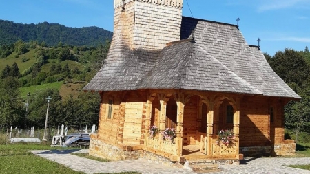 Hram: Mănăstirea “Nașterea Maicii Domnului” Valea Scradei din Vișeu de Sus îmbracă straie de sărbătoare