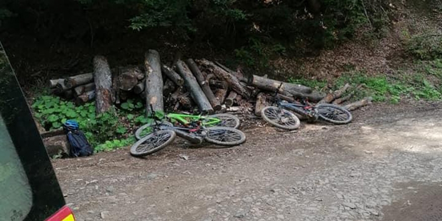 Salvamont Maramureș în acțiune: Un biciclist s-a accidentat în timp ce parcurgea drumul forestier către stațiunea Șuior, într-o zonă greu accesibilă (FOTO)