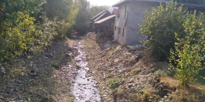 Pentru prevenirea inundațiilor: Lucrări de regularizare a unuia dintre „cele mai păcătoase” cursuri de apă din Maramureș, unde s-au înregistrat mai mereu viituri (FOTO)