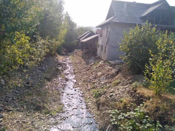 Pentru prevenirea inundațiilor: Lucrări de regularizare a unuia dintre „cele mai păcătoase” cursuri de apă din Maramureș, unde s-au înregistrat mai mereu viituri (FOTO)