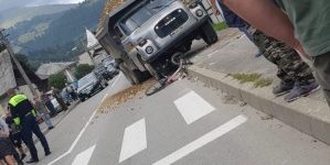 Actualizare: Grav: Un camion încărcat cu pământ a trecut peste picioarele unei fetițe, pe o stradă din Borșa (FOTO)
