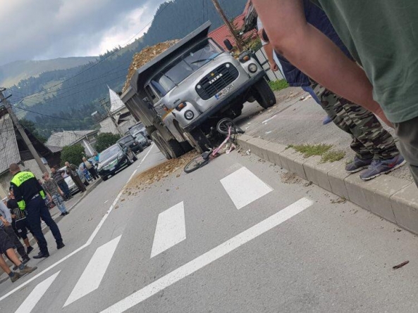 Actualizare: Grav: Un camion încărcat cu pământ a trecut peste picioarele unei fetițe, pe o stradă din Borșa (FOTO)