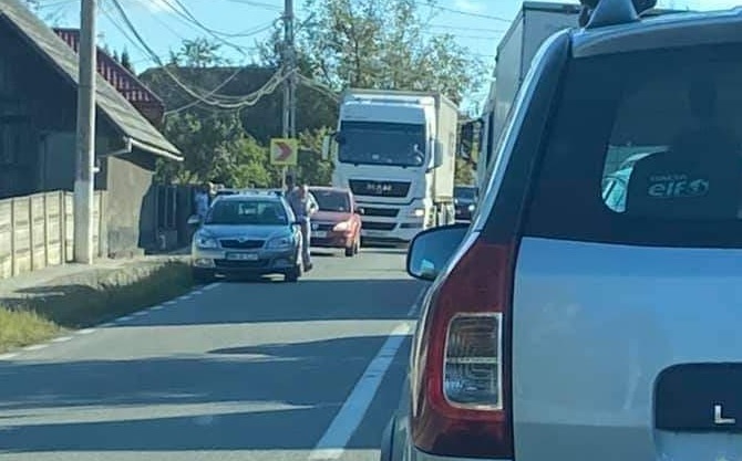 Alertă: Mașină răsturnată în șanț, în Lăpușel. Au rezultat două victime (FOTO)