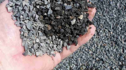 Depozit cu 300 de tone de agregate minerale – care funcționa fără permis de exploatare – depistat de polițiști