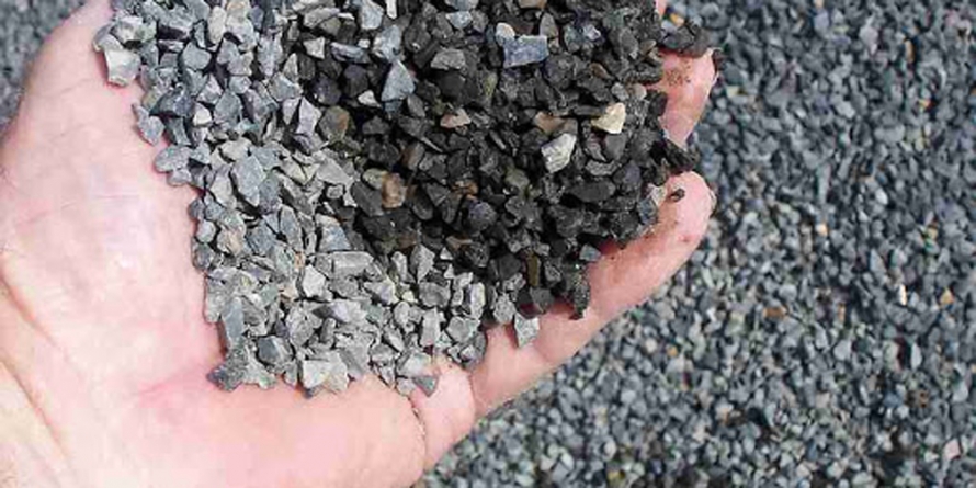 Depozit cu 300 de tone de agregate minerale – care funcționa fără permis de exploatare – depistat de polițiști