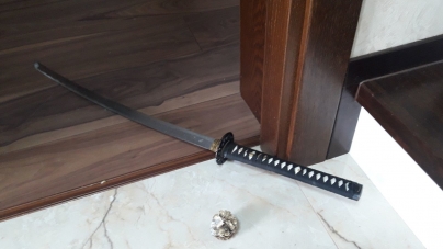 Bărbat internat la Psihiatrie Sighetu Marmației, după ce a amenințat o femeie și polițiștii… cu o sabie