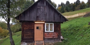 Elevii s-au întors în bănci și la cea mai mică școală din România; Micuții maramureșeni au de străbătut un drum lung și anevoios până la ea (FOTO)