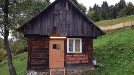 Elevii s-au întors în bănci și la cea mai mică școală din România; Micuții maramureșeni au de străbătut un drum lung și anevoios până la ea (FOTO)
