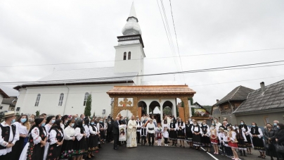 Sfințire și Sfânta Liturghie arhierească în Parohia Ciocotiș (GALERIE FOTO)