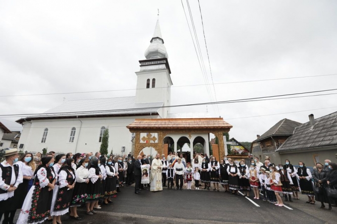 Sfințire și Sfânta Liturghie arhierească în Parohia Ciocotiș (GALERIE FOTO)
