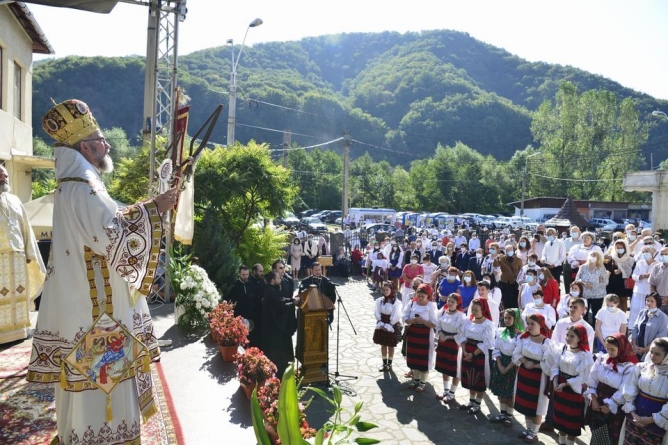 A fost târnosită Biserica „Sfânta Ana” din Ferneziu (GALERIE FOTO)