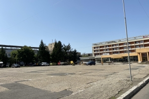 Activitatea curentă din cadrul lucrărilor de renovare a platoului din Piața Revoluției.