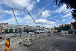 Sursa: https://www.baiamare.ro/ro/Administratie/Administratia-Publica-Locala/Anunturi-si-comunicate/Primarul-Catalin-Chereches-a-demarat-reabilitarea-Pietei-Revolutiei/