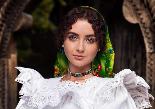 Un chip angelic: Portretul unei tinere din Maramureș, transformat în „viral de septembrie”. Cine este protagonista și cine este fotograful (FOTO)