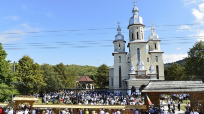 Hram și Sfânta Liturghie arhierească în Parohia „Nașterea Maicii Domnului” Rozavlea-Centru (GALERIE FOTO)