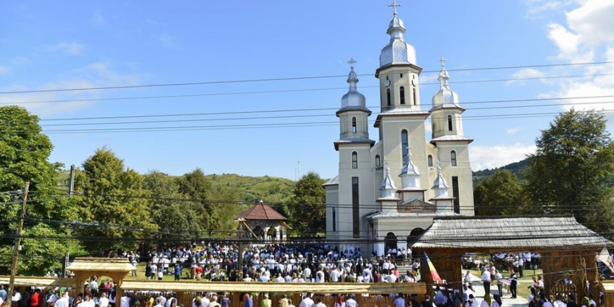 Hram și Sfânta Liturghie arhierească în Parohia „Nașterea Maicii Domnului” Rozavlea-Centru (GALERIE FOTO)