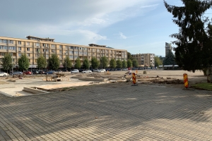 Activitatea curentă din cadrul lucrărilor de renovare a platoului din Piața Revoluției.