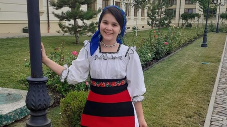 Iulia Ioana Vlad a adus în Maramureș trofeul primei ediții a Festivalului-Concurs „Eu mi-s floarea florilor” (VIDEO)