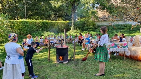 Silvoiță de prune preparată la Muzeul Satului din Baia Mare; ulițele „satului din inima orașului” s-au umplut de un miros îmbietor