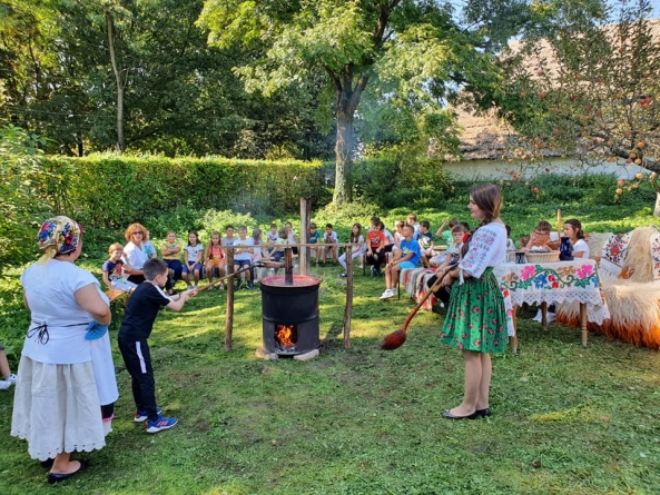 Silvoiță de prune preparată la Muzeul Satului din Baia Mare; ulițele „satului din inima orașului” s-au umplut de un miros îmbietor