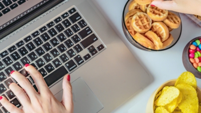 Cum să previi mâncatul în exces atunci când lucrezi de acasă. 4 sfaturi care te vor ajuta