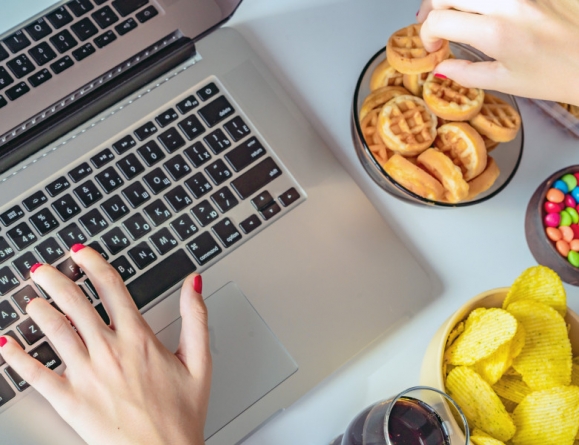 Cum să previi mâncatul în exces atunci când lucrezi de acasă. 4 sfaturi care te vor ajuta