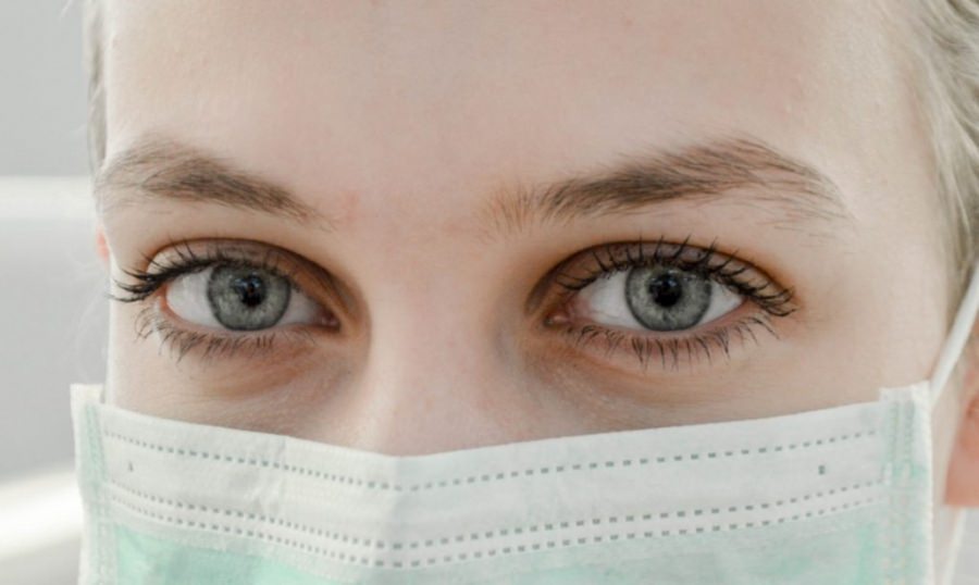 Ministerul Sănătăţii: Masca de protecţie trebuie purtată şi după administrarea celei de-a doua doze de vaccin