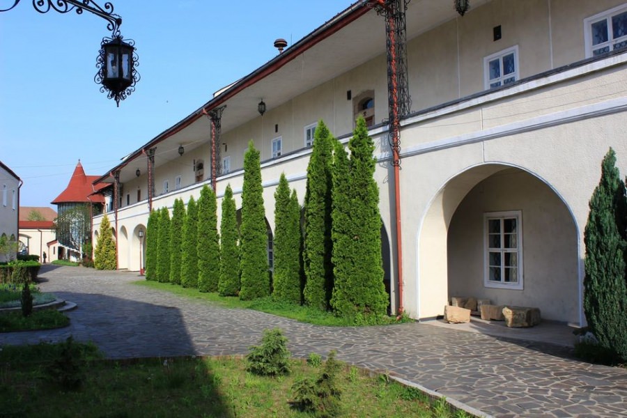 Un pahar de sticlă pictată și vas celtic pentru gătit sunt „exponatele săptămânii” la Muzeul Județean de Istorie și Arheologie Maramureș