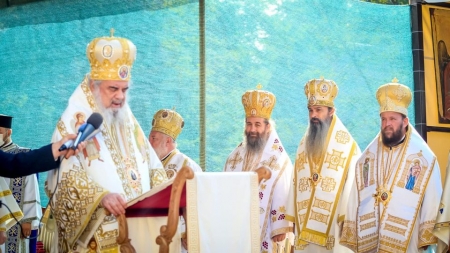 Patriarhul Daniel a sfințit noua biserică a Mănăstirii Izbuc din județul Bihor; prezent a fost și PS Timotei Sătmăreanul