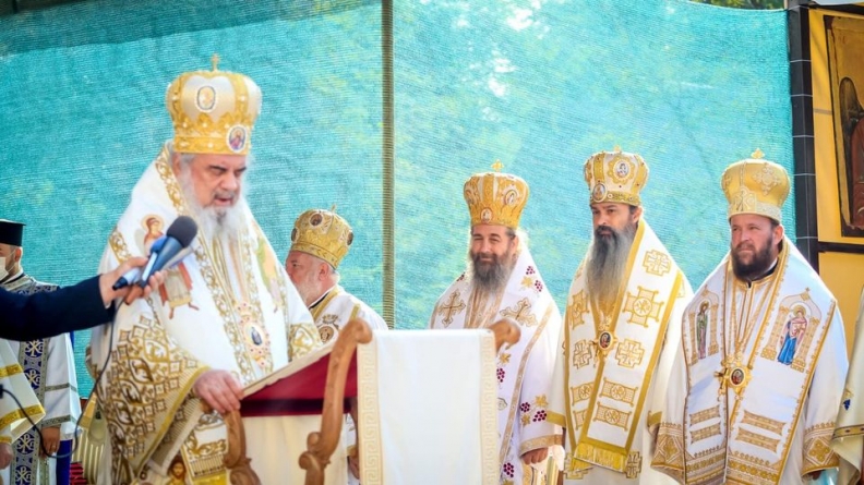 Patriarhul Daniel a sfințit noua biserică a Mănăstirii Izbuc din județul Bihor; prezent a fost și PS Timotei Sătmăreanul